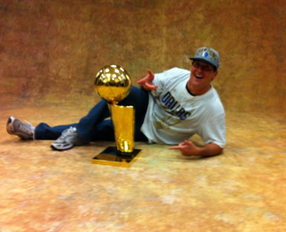 Illustration for article titled Here's Finals MVP Dirk Nowitzki Das Booting An $80K Bottle Of Champagne